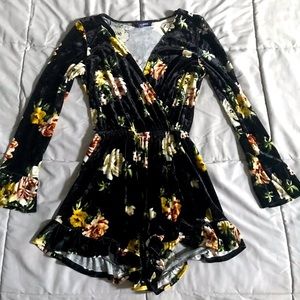 💞Black velour flower romper💞